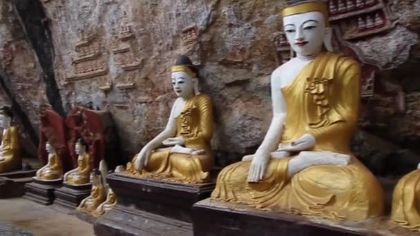 Buddhovy sochy v jeskyni Kawgun poblíž Hpa An — Stock video