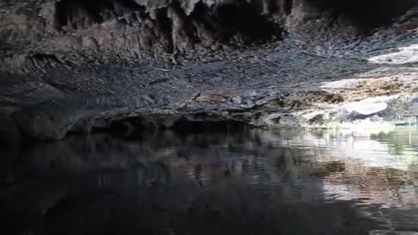 Подземное озеро возле пещеры Саддан — стоковое видео