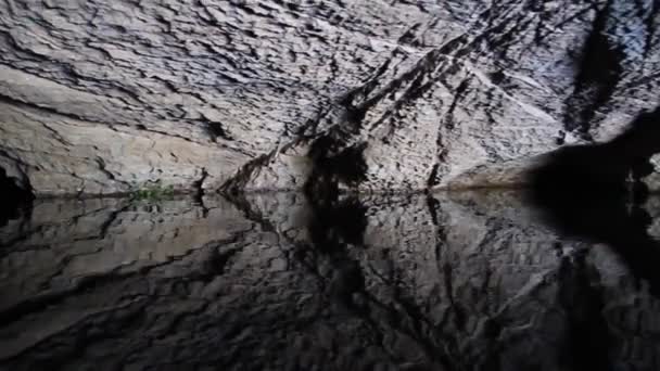 Underground lake near Saddan cave — Stock Video