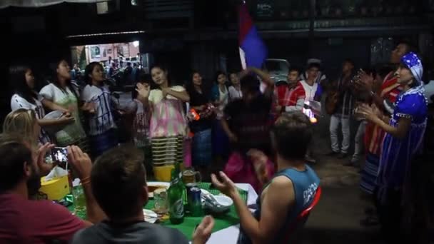 Plaatselijke muzikanten in een restaurant in Hpa An — Stockvideo