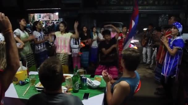 Musicisti locali in un ristorante a Hpa An — Video Stock