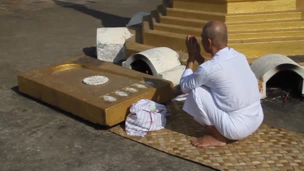 Hombre budista rezando en Mt Zwegabin cerca de Hpa An, Myanmar — Vídeos de Stock
