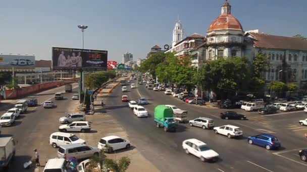 Widok Strand Road i budynków kolonialnych w Yangon. — Wideo stockowe