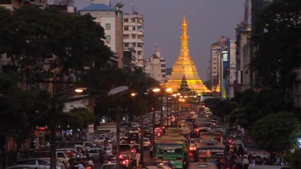 Tráfico en Mahabandoola Road que conduce a Sule Pagoda en Yangón . — Vídeos de Stock