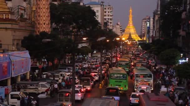 Verkeer op Mahabandoola Road naar Sule Pagoda in Yangon. — Stockvideo