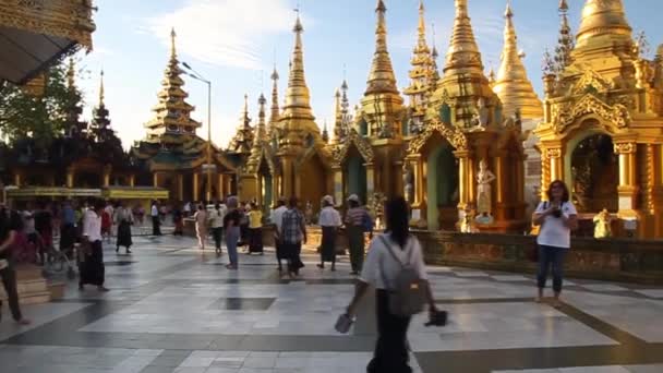 Mensen bezoeken Shwedagon Paya Pagoda in Yangon, Myanmar — Stockvideo