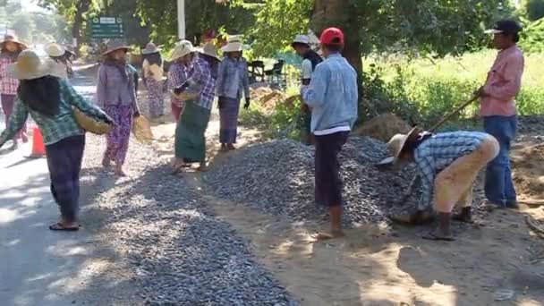 Trabajadores locales de la carretera construyen una carretera macadam en Bagan, Myanmar — Vídeos de Stock