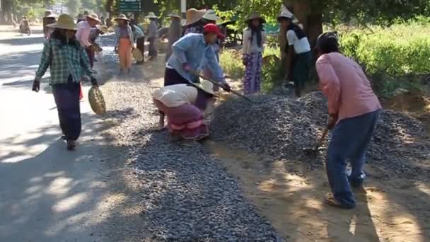 Trabajadores locales de la carretera construyen una carretera macadam en Bagan, Myanmar — Vídeos de Stock