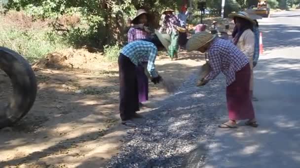 Trabajadores locales de la carretera construyen una carretera macadam en Bagan, Myanmar — Vídeos de Stock