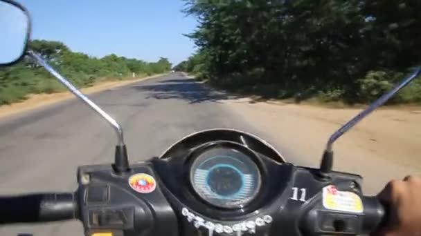 Ηλεκτρικό σκούτερ E-bike σε δρόμο στο Bagan, Μιανμάρ — Αρχείο Βίντεο