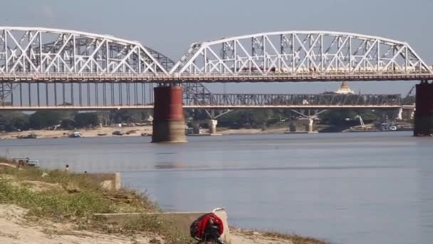 跨越Irrawady Ayeyarwady河的Ava Inwa桥 — 图库视频影像