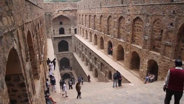 La gente visita paso bien Agrasen ki Baoli en Nueva Delhi . — Vídeos de Stock