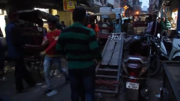 Serata a Khari Baoli a Delhi, sede del più grande mercato delle spezie all'ingrosso Asias . — Video Stock