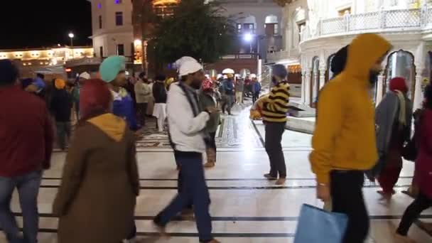 As pessoas visitam o Templo de Ouro Harmandir Sahib em Amritsar, Punjab, Índia — Vídeo de Stock