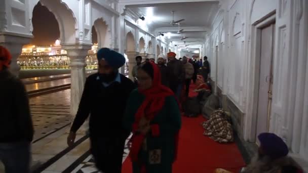 Människor besöker Golden Temple Harmandir Sahib i Amritsar, Punjab, Indien — Stockvideo