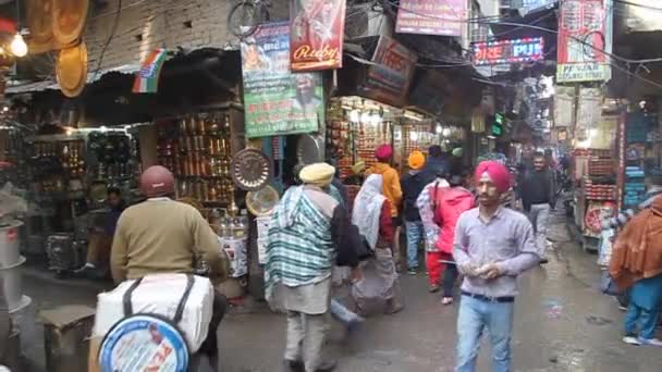 インドのパンジャブ州アムリトサルの中心部にある狭い路地 — ストック動画