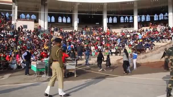 Hintli izleyiciler, Hindistan 'ın Wagah kentindeki Hindistan-Pakistan sınırında düzenlenen askeri töreni izliyorlar.. — Stok video