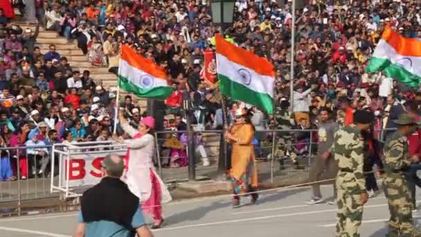 Mujeres con banderas indias en la ceremonia militar en la frontera entre India y Pakistán — Vídeos de Stock