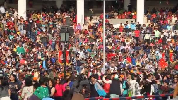 Multidão de espectadores indianos assistem à cerimônia militar na fronteira Índia-Paquistão em Wagah — Vídeo de Stock