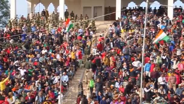 Une foule de spectateurs indiens assiste à la cérémonie militaire à la frontière Inde-Pakistan à Wagah — Video