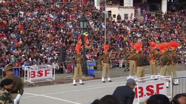 Grenzschützer beobachtet von indischen Zuschauern bei der militärischen Zeremonie an der indisch-pakistanischen Grenze in wagah — Stockvideo