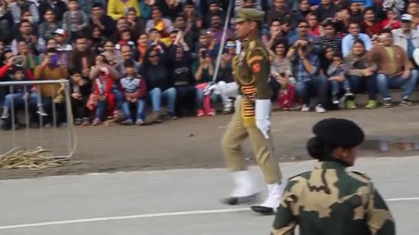 Gränsvakter bevakade av indiska åskådare vid den militära ceremonin vid gränsen mellan Indien och Pakistan i Wagah — Stockvideo