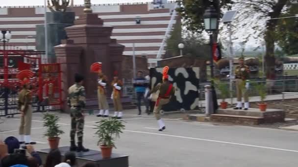 Straż graniczna obserwowana przez indyjskich widzów podczas ceremonii wojskowej na granicy Indie-Pakistan w Wagah — Wideo stockowe