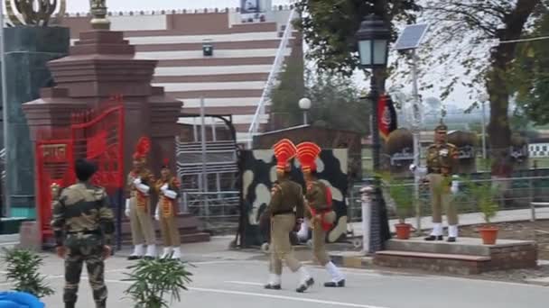 Gränsvakter bevakade av indiska åskådare vid den militära ceremonin vid gränsen mellan Indien och Pakistan i Wagah — Stockvideo