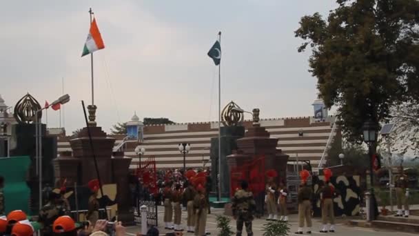 Grenswachters laten vlaggen zakken bij de militaire ceremonie aan de grens tussen India en Pakistan in Wagah — Stockvideo