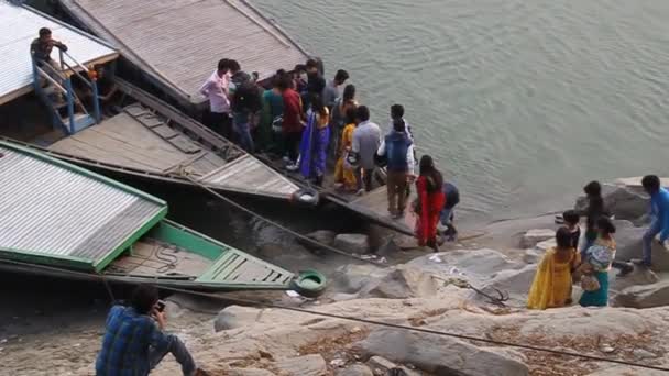 Ludzie wsiadający na łódź na wyspie Peacock Umananda w rzece Brahmaputra — Wideo stockowe