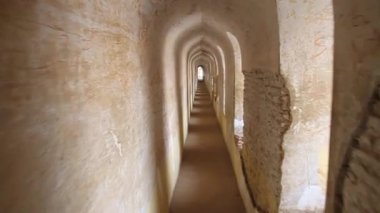 Lucknow 'daki Bara Imambara' nın dar koridoru