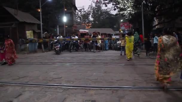 La gente está esperando en el cruce ferroviario en Guwahati — Vídeo de stock