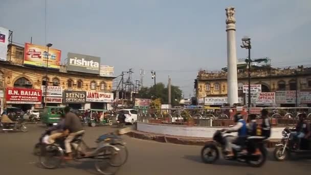 Lucknow 'da bir sokak trafiği görüntüsü — Stok video