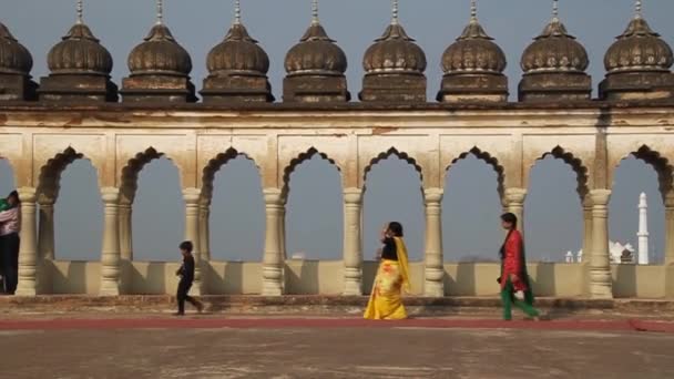 Menschen in bara imambara im Glück — Stockvideo