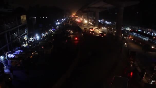 Lucknow 'daki bir sokak trafiğinin gece görüşü — Stok video