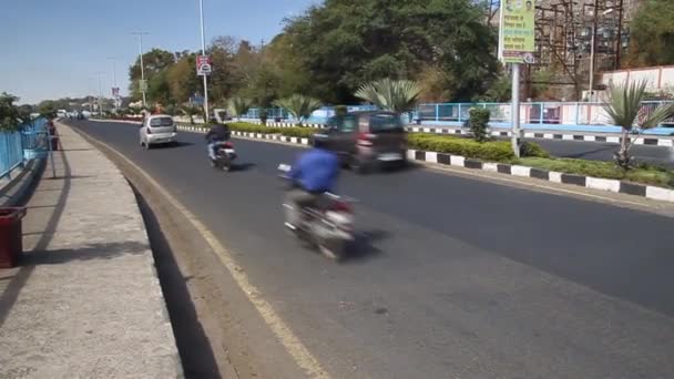 Vip Road podél Horního jezera v Bhopalu — Stock video