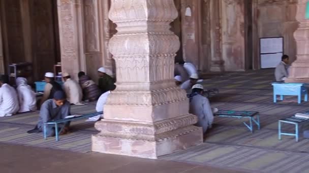 Koránští studenti v mešitě Taj-ul-Masjid v Bhopalu — Stock video