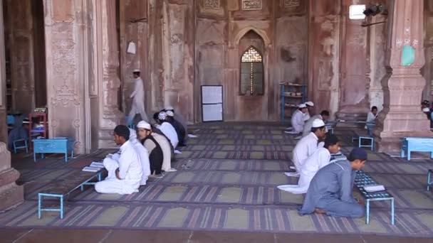 Koránští studenti v mešitě Taj-ul-Masjid v Bhopalu — Stock video