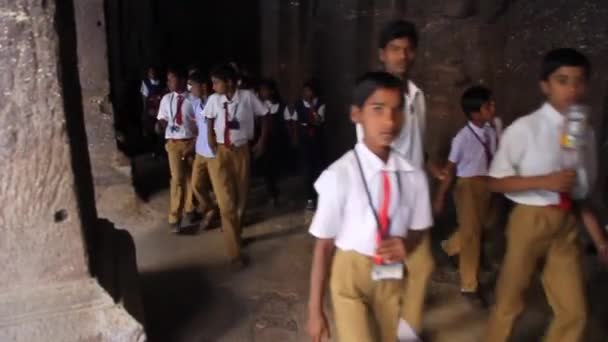Chlidren escola em Templo Kailasa em Ellora — Vídeo de Stock