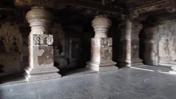 Intérieur de la grotte Indra Sabha Jain à Ellora — Video