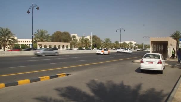 Muscat, Umman 'da Sultan Qaboos caddesinde trafik var. — Stok video