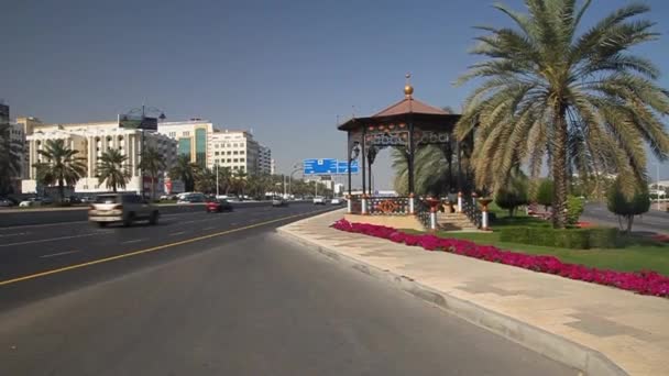 Tráfego na rua Sultan Qaboos em Muscat, Omã — Vídeo de Stock