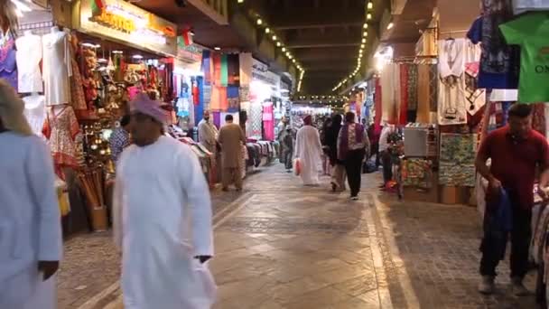 Folk shoppar i Muttrah souq i Muscat, Oman — Stockvideo