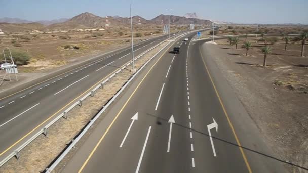 Vista de uma auto-estrada perto de Bahla, Omã — Vídeo de Stock