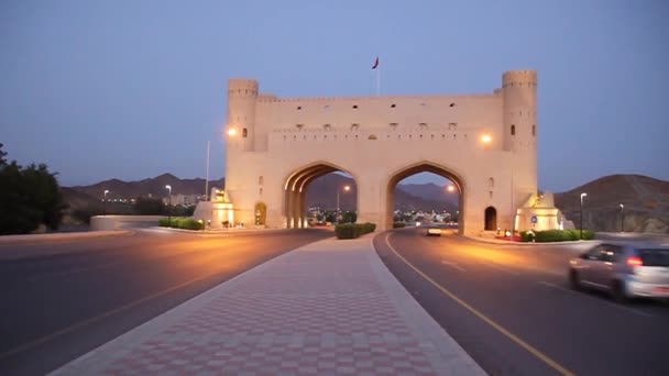 Soirée de la route passant par la porte Bahla — Video