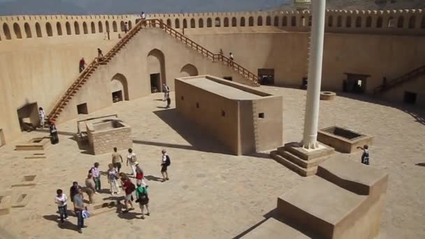 Tourists visiting the tower of Nizwa Fort — Stock Video