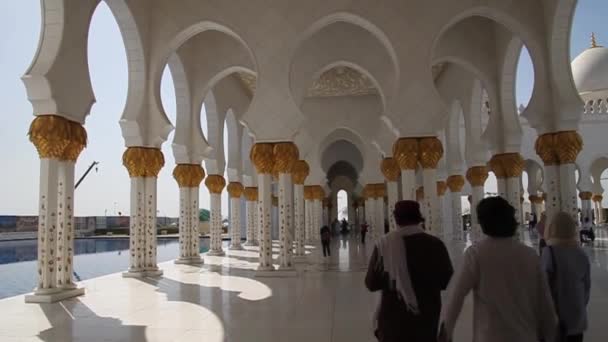 As pessoas visitam a Grande Mesquita Sheikh Zayed em Abu Dhabi — Vídeo de Stock