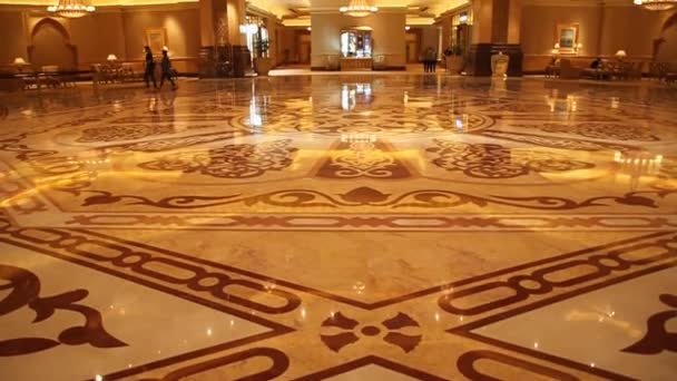 Interior del hotel Emirates Palace en Abu Dhabi, capital de los Emiratos Árabes Unidos . — Vídeos de Stock