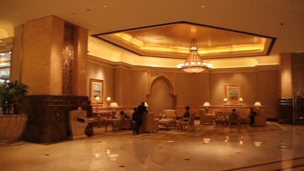 Wnętrze Emirates Palace hotel w Abu Dhabi, stolicy Zjednoczonych Emiratów Arabskich. — Wideo stockowe