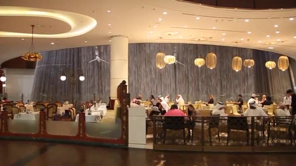 Caffè e cascata umana nel Dubai Mall, uno dei più grandi centri commerciali del mondo . — Video Stock
